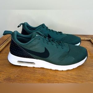 Nike Men’s Air Max Tavas Size 10.5 Khaki Green Grove